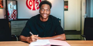 Rael Nakuzola signe son premier contrat pro à Mayence