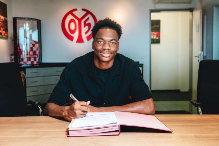 Rael Nakuzola signe son premier contrat pro à Mayence