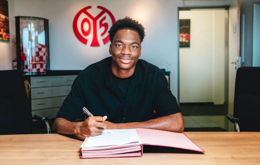 Rael Nakuzola signe son premier contrat pro à Mayence